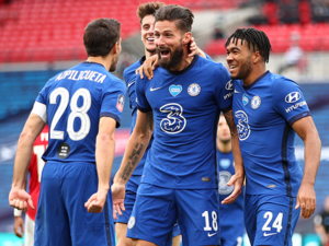 لاعبو تشيلسي يحتفلون بهدف جيرو (وسط)