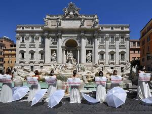 احتجاج بالأبيض