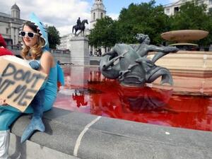 نوافير "ترافالغار" ملطخة بالأحمر