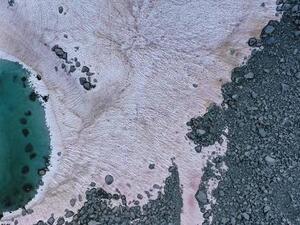 ثلج وردي يغطي جبال الألب