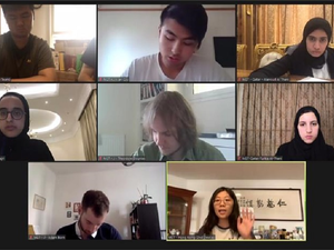 فريق المناظرات القطري في تحدٍ لإثبات مهاراته في بطولة عالمية عبر الإنترنت