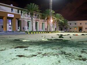 الكلية العسكرية في طرابلس بعد تعرضها لقصف جوي 