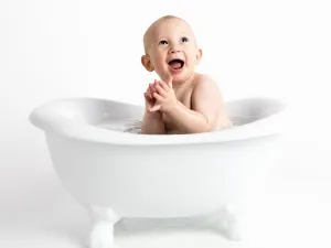 وقت الاستحمام: هذا هو سبب بكاء الأطفال أثناء الاستحمام