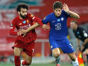 صراع على الكرة بين ماركوس ألونسو (يمين) ومحمد صلاح