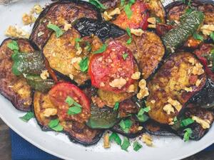 شرائح الباذنجان المقلي مع النعناع والطماطم 