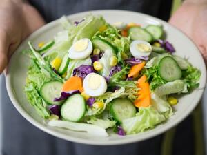 سلطة الكال والدجاج المشوي