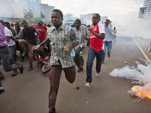 Kenyan protesters set fire to police station (Twitter)