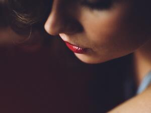 ما تفسير الحلم بقلم أحمر الشفاه في المنام؟