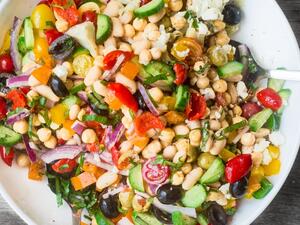 سلطة الفول الأبيض مع الخضار المفرومة والأعشاب الطازجة