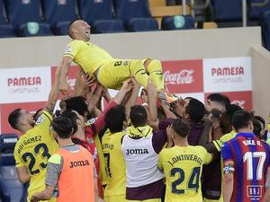 35-year-old midfielder to play at Qatar club under management of his former Spain international teammate Xavi (Photo: AFP)