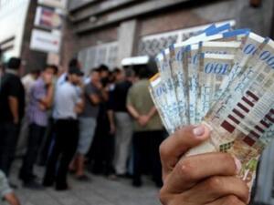 صرف أنصاف الرواتب سيستمر خلال الفترة المقابلة “طالما أزمة المقاصة مستمرة”.