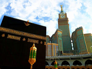 Kaaba in Makkah with View of Royal Clock Tower  (Shutterstock)	