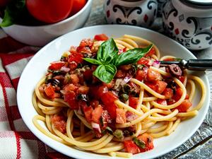 سباغيتي صيفية بصلصة الطماطم 