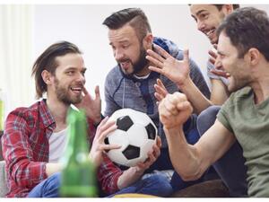  بعض العلاقات قد تستمر بعد الزواج، والبعض الآخر يختفي بسبب مشاغل الحياة وبعد المكان