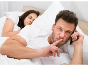 إذا بدأ شريكك فجأة في ممارسة وتحديث خزانة ملابسه، فمن المحتمل أنه يحاول الظهور بمظهر أكثر جاذبية لشخص ما