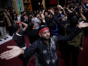 يتحدى الزوار الشيعة الجمعة في العراق دعوات السلطات الدينية إلى التزام الحجر الصحي