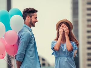 من وجهة نظر الرجل المحب لزوجته لا يعد العمر أو الوزن أكثر من مجرد أرقام تزداد معه محبته إلى شريكة حياته