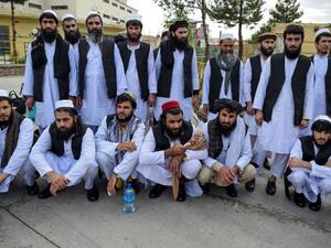 Taliban prisoners pose as they are in the process of being potentially released from Pul-e-Charkhi prison, on the outskirts of Kabul on July 31, 2020. Afghan President Ashraf Ghani on July 31 ordered the release of 500 Taliban prisoners as part of a new ceasefire that could lead into long-delayed peace talks. WAKIL KOHSAR / AFP