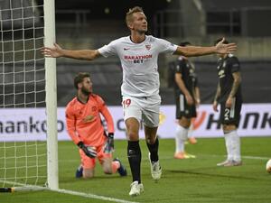 لوك دي يونغ يحتفل بهدفه الثمين في شباك دافيد دي خيا حارس مانشستر يونايتد الذي منح به فريقه إشبيلية بطاقة التأهل لنهائي الدوري الأوروبي.