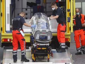 German army emergency personnel load into their ambulance the stretcher that was used to transport Russian opposition figure Alexei Navalny on August 22, 2020 at Berlin's Charite hospital, where Navalny will be treated after his medical evacuation to Germany following a suspected poisoning. Odd ANDERSEN / AFP