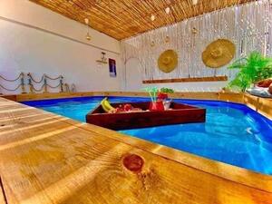 شاب مغربي يحوّل سطح منزله الى مسبح للاستجمام