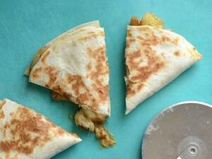 كاساديا الموز بالكراميل وزبدة الفول السوداني