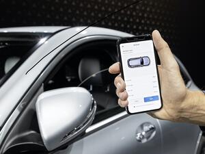 يتوفر التطبيقان للتنزيل عبر متجر App Store ومتجر Google Play Store