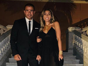 On Your Back, Bae! Amr Diab Carrying Girlfriend Dina El-Sherbiny Goes Viral on Social Media (Video)