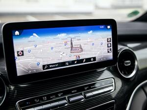 سيارة V-Class من مرسيدس-بنز: أكثر ذكاءً وتطوراً مع نظام الوسائط المتعددة MBUX