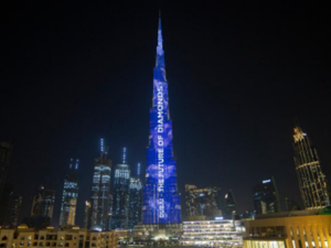 مركز دبي للسلع المتعددة يدعو عالم الماس إلى دبي عبر رسالة على واجهة برج خليفة