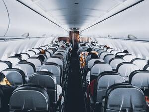 ماذا يعني عندما تحلم أنك على متن طائرة؟