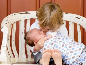 ما المدة الزمنية التي يجب أن تنتظرها لإنجاب طفل ثان؟