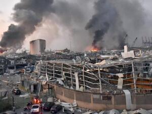 دخان يتصاعد من موقع الانفجار في بيروت