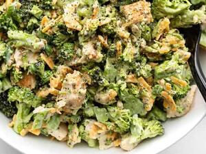 سلطة البروكلي والدجاج بجبن التشيدر