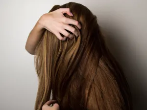 ما علاقة تساقط الشعر بفيروس كورونا؟