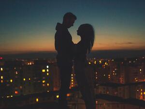 ما تفسير الحلم بالعلاقة الحميمية في مكان عام؟