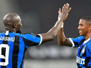 لوكاكو (يسار) يحتفل بهدفه مع زميله آشلي يانغ