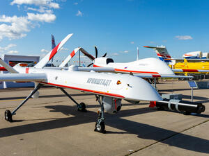 With a length of 14 metres and a wingspan of 19 metres, the size is said to be similar to a fighter jet and, according to the Flugrevue, to be "in the league of the US experimental drone Northrop-Grumman X-47B"