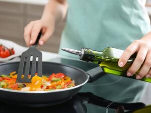 في حالة طهي الطعام بدرجة 120 درجة مئوية فإن نسبة البولي فينول في زيت الزيتون سوف تنخفض 40 %