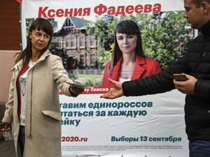 Ksenia Fadeyeva, 28, the head of Alexei Navalny's Tomsk headquarters and the city council candidate in September 13 regional elections, distributes campaign leaflets in the Siberian city of Tomsk on September 7, 2020. Alexander NEMENOV / AFP