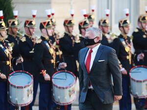 Jordanian King Abdullah II, wearing a face mask, walks past guard of honour as he arrives for his meeting with the French president at the Elysee Palace in Paris on September 8, 2020. Ludovic Marin / AFP
