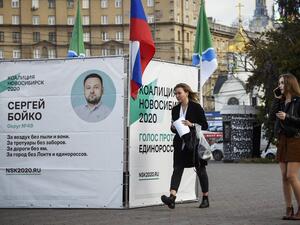 People walk past a campaign tent of Sergei Boiko, the head of Alexei Navalny's Novosibirsk headquarters and the city council candidate in September 13 regional elections, in Novosibirsk on September 9, 2020. Alexander NEMENOV / AFP