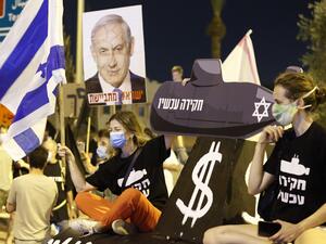 Israeli protesters take part in an anti-government demonstration outside the Ben Gurion Airport near Tel Aviv on September 13, 2020, demanding the resignation of Prime Minister Benjamin Netanyahu. JACK GUEZ / AFP