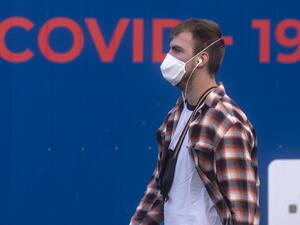 A man wearing a face mask walks past a COVID-19 / coronavirus testing station on September 24, 2020 in Prague. Seven European Union countries. Michal Cizek / AFP