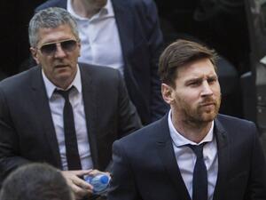 صورة أرشيفية لميسي ووالده