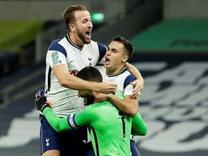 لاعبو توتنهام يحتفلون بالفوز