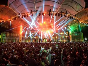 القرية العالمية تنظم أكبر حفل افتراضي لموسيقى الروك يجمع ثقافات العالم في دبي