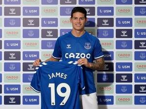 خاميس يعرض قميصه الجديد