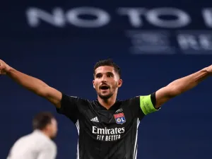 The club legend wants the Gunners boss to wrap up a deal for the French midfielder before the transfer window shuts on October 5 (Photo: AFP)