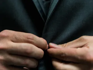 ما تفسير الحلم بارتداء الملابس الخاطئة؟